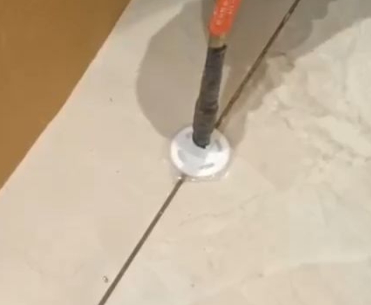 大连市瓷砖空鼓维修公司专业解答瓷砖在铺贴过程中，如果没有涂抹均匀到位的粘结材料（如水泥砂浆或瓷砖胶），可能会导致以下问题