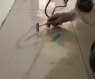 大连市瓷砖开裂维修公司专业分享瓷砖在铺贴前如果没有沥干水分，将会导致以下问题