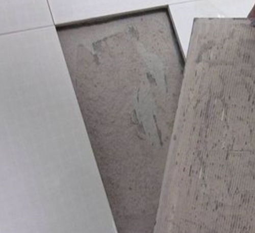 大连市瓷砖空鼓维修公司分享瓷砖铺贴时如果打浆（即涂抹在瓷砖背面和基层上的砂浆或瓷砖胶）过少，会带来以下问题